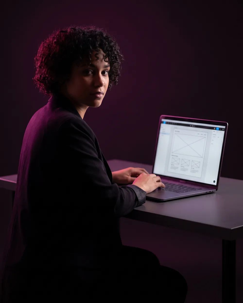 Diseñadora web de Duegency trabajando en el diseño de una página web